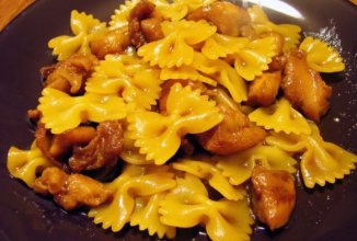 Фарфале с курицей в медовом соусе.