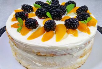 Бисквитный торт с ягодами и фруктами