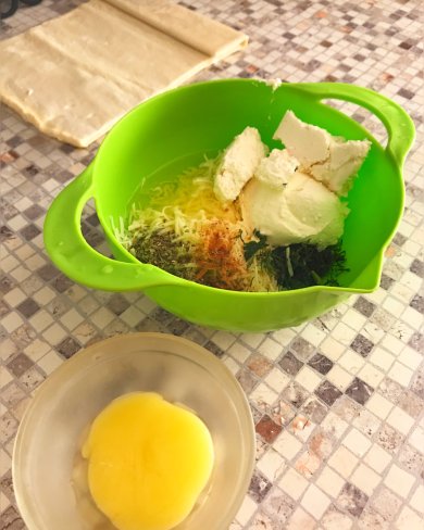 Косичка с творогом, сыром и зеленью - Шаг 2