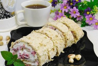 Меренговый рулет с малиной и фисташками
