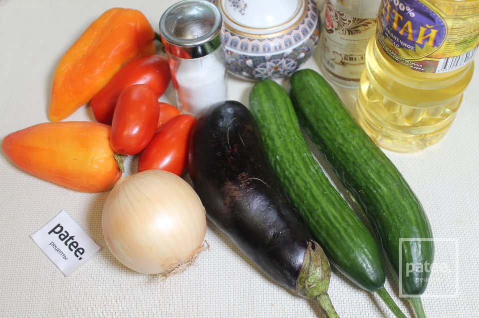 Баклажаны с огурцами в помидорной заливке на зиму - Шаг 1