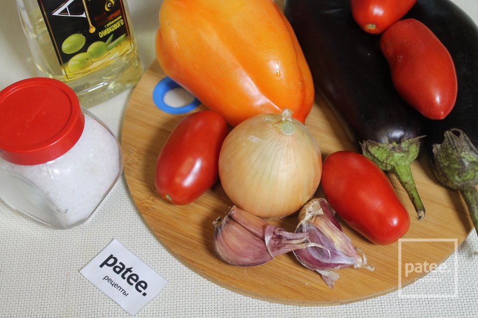 Овощная икра с баклажанами на сковороде - Шаг 1