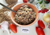 Гречневая каша с тушёнкой и помидорами