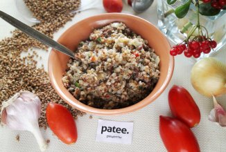 Гречневая каша с тушёнкой и помидорами