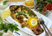Карась запеченный с луком и лимоном в сметане