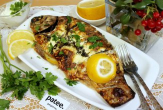Карась запеченный с луком и лимоном в сметане