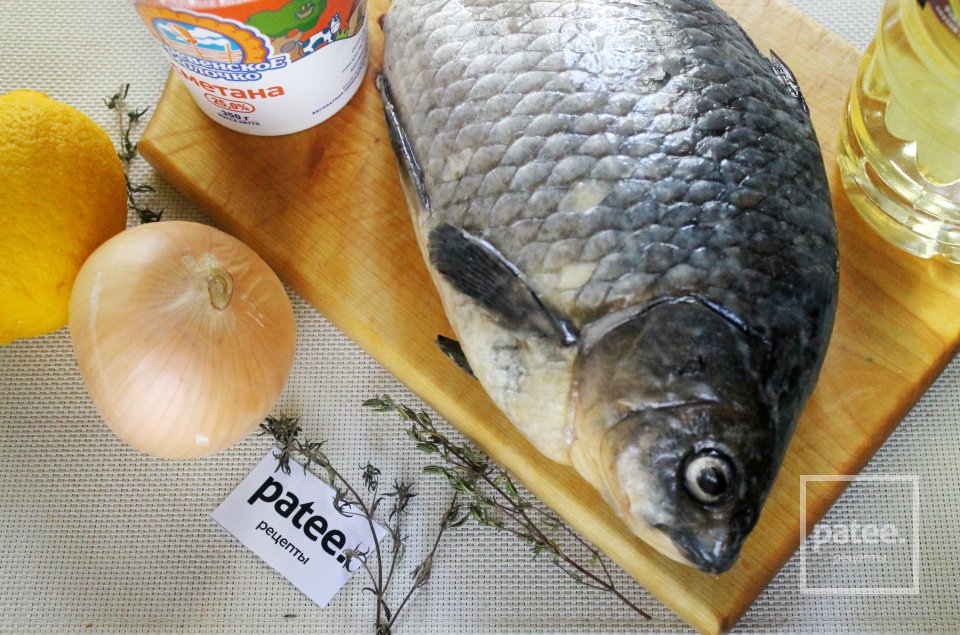 Карась запеченный с луком и лимоном в сметане - Шаг 1