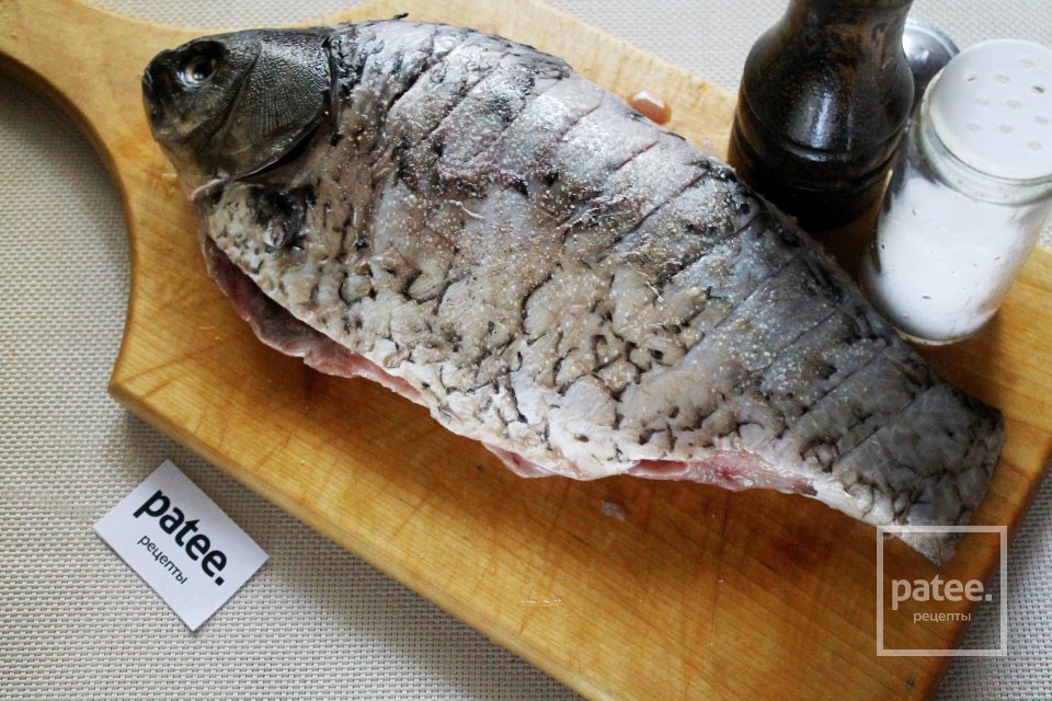 Карась запеченный с луком и лимоном в сметане - Шаг 6