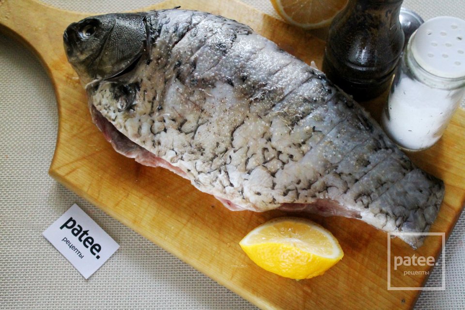 Карась запеченный с луком и лимоном в сметане - Шаг 7