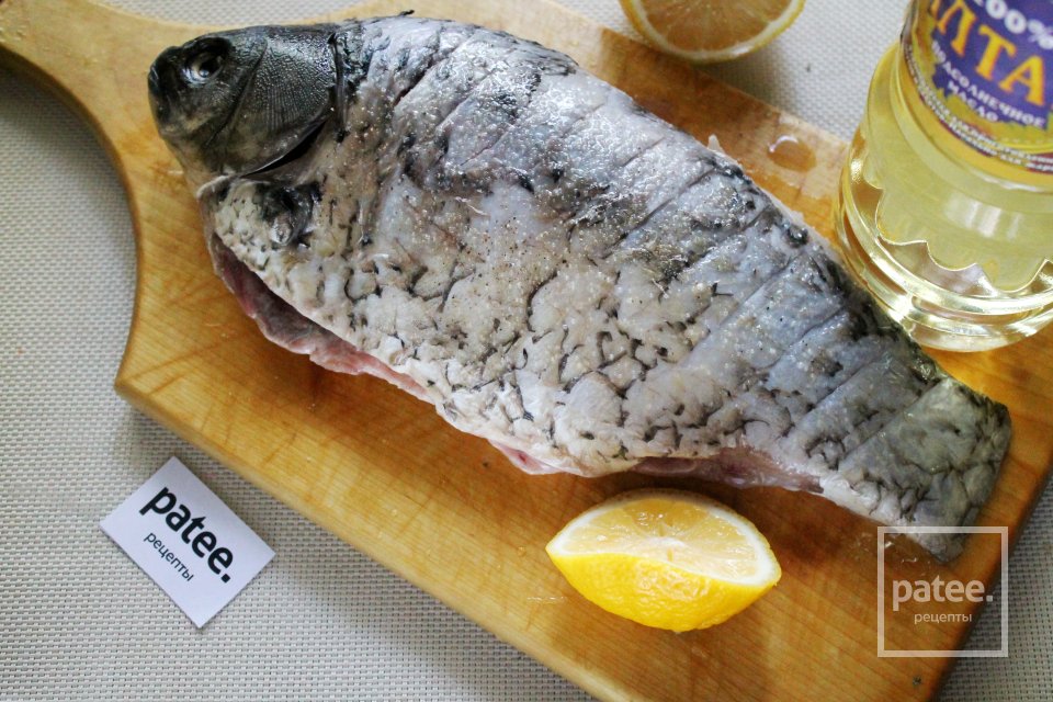 Карась запеченный с луком и лимоном в сметане - Шаг 8