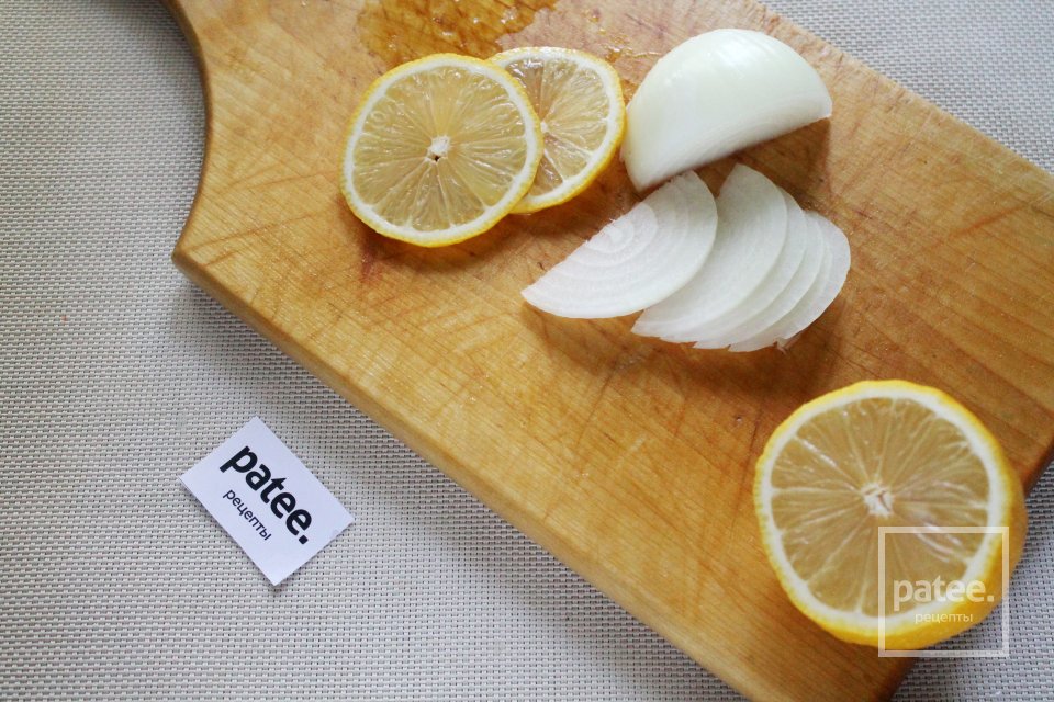 Карась запеченный с луком и лимоном в сметане - Шаг 9