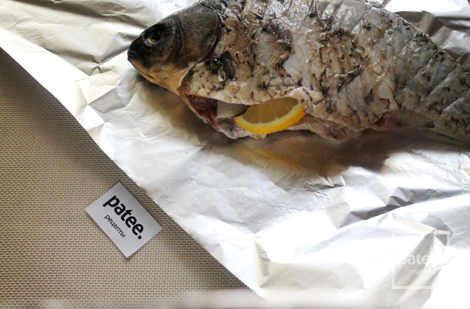 Карась запеченный с луком и лимоном в сметане - Шаг 11