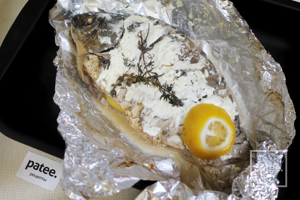 Карась запеченный с луком и лимоном в сметане - Шаг 13