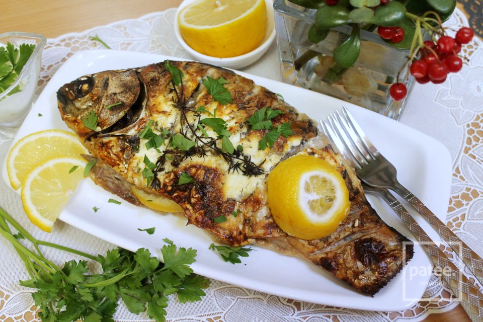 Карась запеченный с луком и лимоном в сметане - Шаг 15