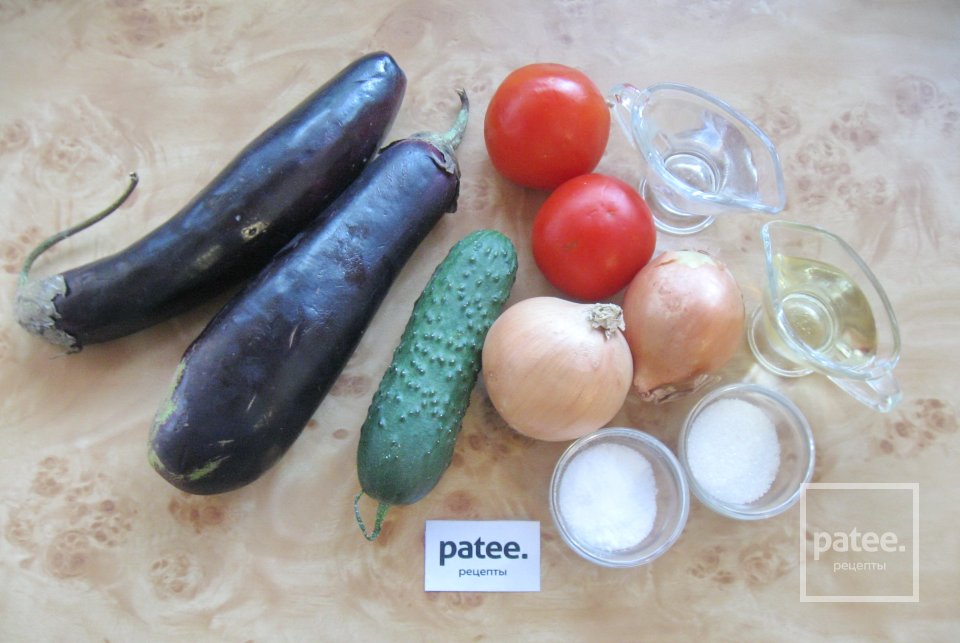 Салат из баклажанов и огурцов в томатном соусе на зиму - Шаг 1