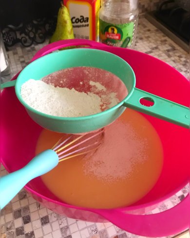 Самая нежная шарлотка на свете со сгущенным молоком. - Шаг 4