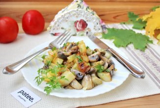 Жареный картофель с грибами и баклажанами