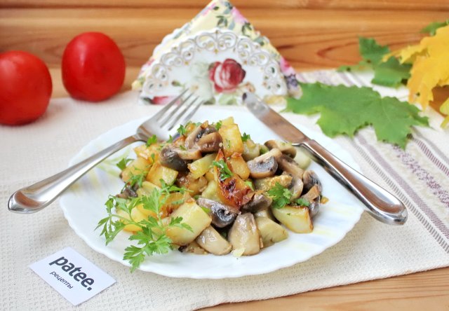 Жареный картофель с грибами и баклажанами