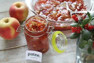 Яблочное варенье с красной рябиной и орехами