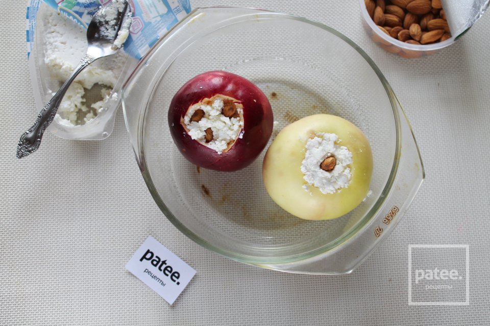 Яблоки с творогом и мёдом в микроволновке - Шаг 6