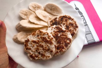 Творожные оладьи с бананом