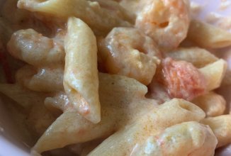 Пенне с креветками и томатами в сметанном соусе