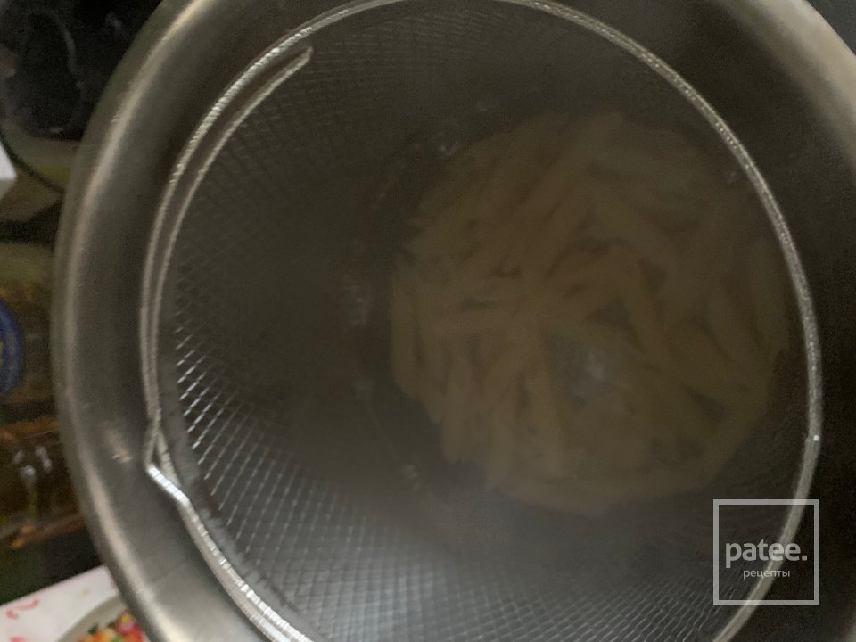 Пенне с креветками и томатами в сметанном соусе - Шаг 1