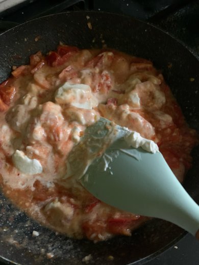 Пенне с креветками и томатами в сметанном соусе - Шаг 4