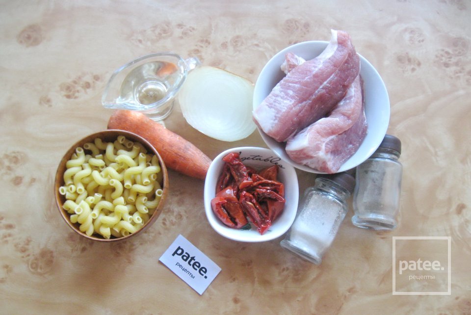 Свинина с макаронами и вялеными помидорами - Шаг 1