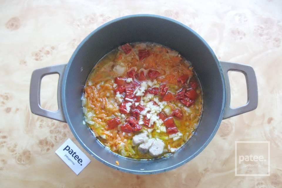 Свинина с макаронами и вялеными помидорами - Шаг 8