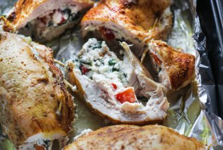 Курица карри со сливочным сыром, болгарским перцем и шпинатом в духовке