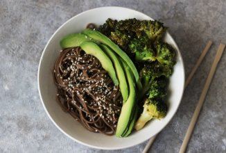 Соба с брокколи и авокадо