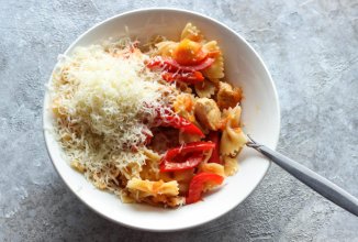 Паста с курицей, помидорами, болгарским перцем и пармезаном