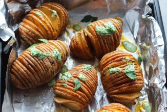 Картошка — гармошка со вкусным соусом из сметаны, зелени и чеснока