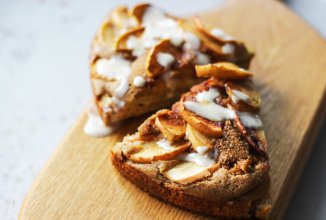 Диетическая шарлотка без сахара на кефире