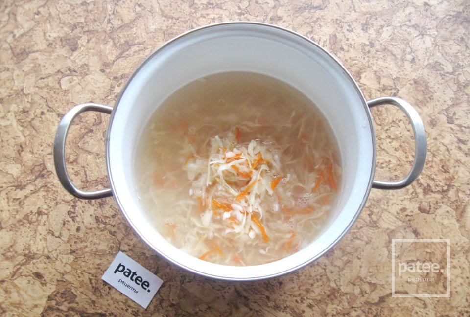 Щи с квашеной капустой и сосисками - Шаг 2