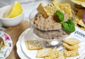Паштет из куриной печёнки с овощами на сковороде