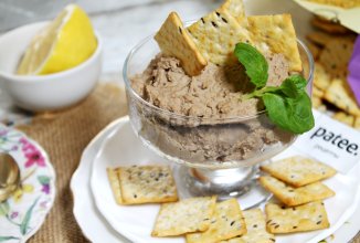 Паштет из куриной печёнки с овощами на сковороде