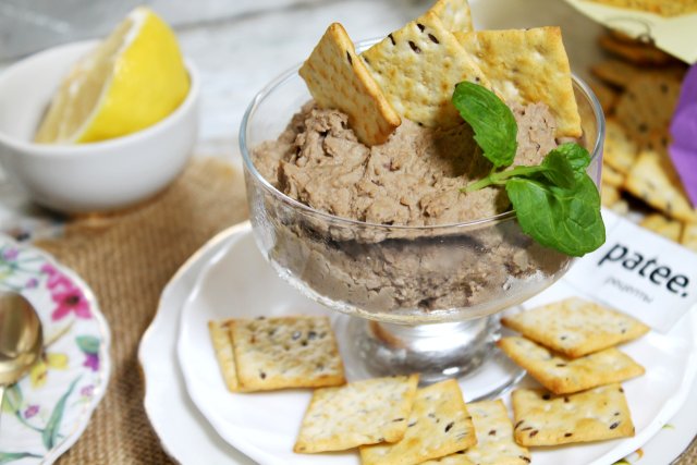 Паштет из куриной печёнки с овощами на сковороде