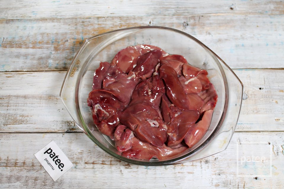 Паштет из куриной печёнки с овощами на сковороде - Шаг 4