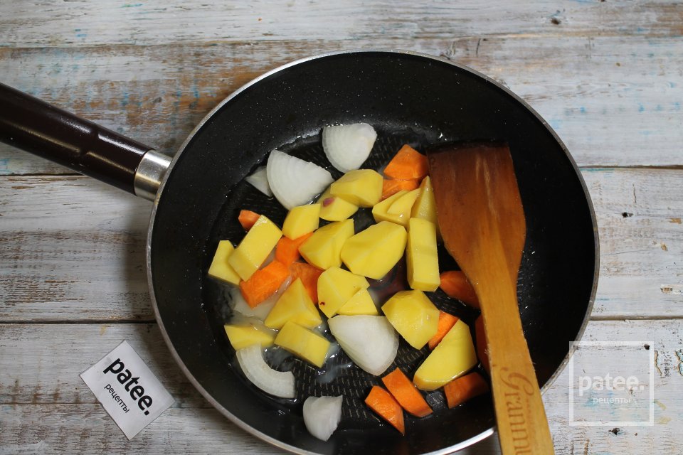 Паштет из куриной печёнки с овощами на сковороде - Шаг 6