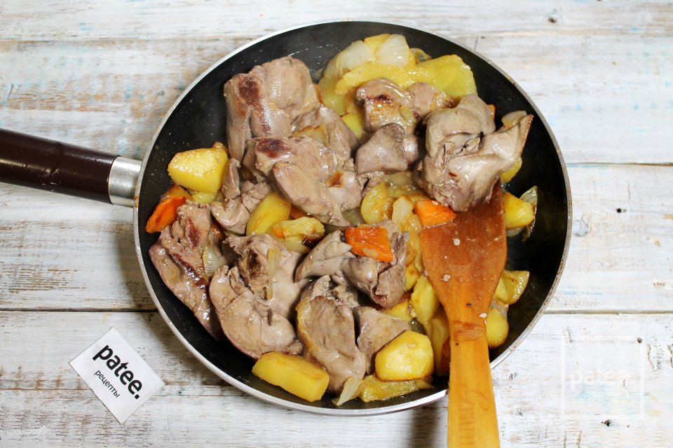 Паштет из куриной печёнки с овощами на сковороде - Шаг 12