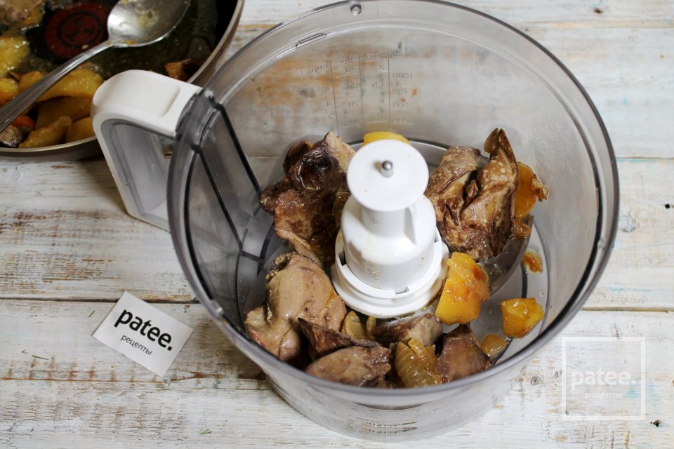 Паштет из куриной печёнки с овощами на сковороде - Шаг 13