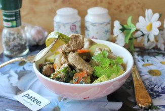 Свинина тушеная с кабачками