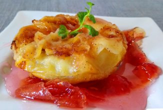 Запечённые кусочки яблок в слоеном тесте