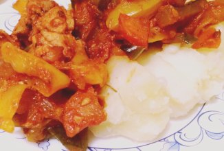 Свинина с овощами и солеными огурцами