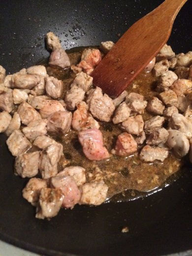 Свинина с овощами и солеными огурцами - Шаг 1