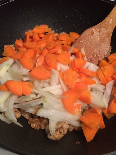 Свинина с овощами и солеными огурцами - Шаг 2