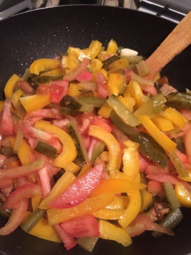 Свинина с овощами и солеными огурцами - Шаг 3