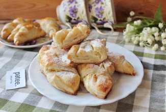 Пирожки с творогом из слоеного теста